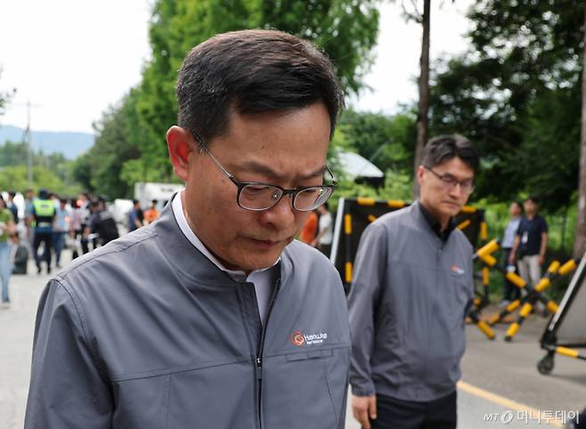 (대전=뉴스1) 김기태 기자 = 손재일 한화에어로스페이스 대표이사가 1일 대전 유성구 외삼동 한화에어로스페이스 대전사업장 앞에서 화재로 7명의 사상자 발생한 사고와 관련 브리핑을 마치고 이동하고 있다. 2026.6.1/뉴스1 Copyright (C) 뉴스1. All rights reserved. 무단 전재 및 재배포, AI학습 이용 금지. /사진=(대전=뉴스1) 김기태 기자