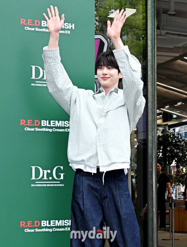 배우 변우석이 1일 오후 서울 성수동 트렌드팟 바이 올리브영N 성수에서 진행된 닥터지 진정 리페어 연구소 콘셉트 팝업 스토어 오픈 행사에 참석해 포토타임을 갖고 있다. / 송일섭 기자(andlyu@mydaily.co.kr)