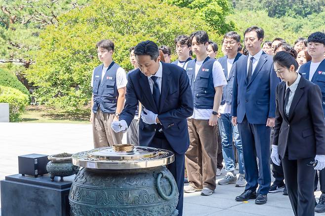 정기선 HD현대 회장이 지난달 29일 임직원들과 함께 국립서울현충원 현충탑을 찾아 분향을 하며 순국선열과 호국영령을 기리고 있다. [HD현대 제공]