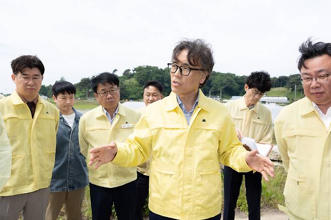 금한승 기후에너지환경부 제1차관이 1일 충남 서산시 소재 진장천과 도당천재해복구사업 현장을 점검하고 본격적 장마 시작 전 복구 완료와 함께 피해 재발 방지를 당부하고 있다. [기후에너지환경부 제공]