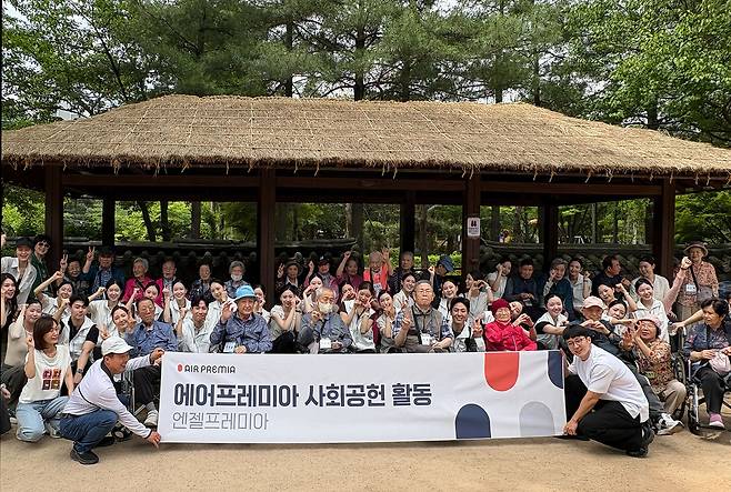 1일 오전 서울 강서구에 위치한 방화근린공원에서 에어프레미아 신입 객실승무원들이 봉사활동에 앞서 기념촬영을 진행하고 있다. [에어프레미아 제공]