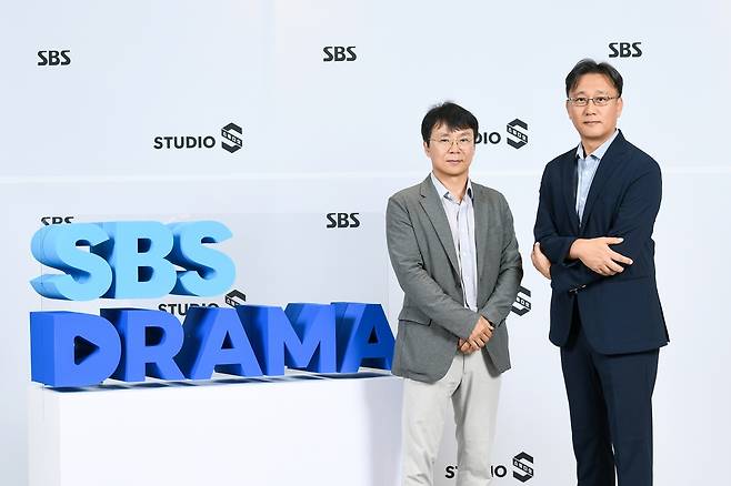(왼쪽부터) 홍성창 스튜디오S 대표와 김기슭 SBS 편성실장이 1일 서울 마포구 호텔나루에서 진행된 ‘SBS 드라마: 넥스트 에피소드(SBS DRAMA: NEXT EPISODE)’ 미디어데이에서 사진 촬영을 하고 있다. [SBS 제공]