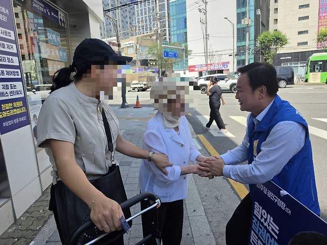 문종철 더불어민주당 광진구청장 후보가 구민들을 만나 지지를 호소하고 있다. [문종철 후보 캠프 제공]