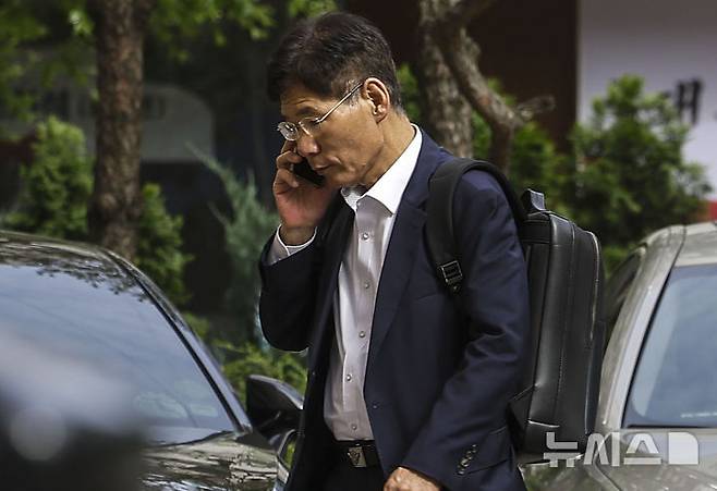 [과천=뉴시스] 정병혁 기자 = 내란부화수행 혐의를 받는 안성식 전 해양경찰청 기획조정관이 1일 경기 과천시 2차 종합특검 사무실로 조사를 받기 위해 출석해 대기하고 있다. 2026.06.01. jhope@newsis.com