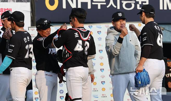 [서울=뉴시스] 박주성 기자 =  29일 오후 서울 송파구 잠실야구장에서 열린 2026 신한 SOL KBO리그 KT 위즈와 LG 트윈스의 경기, KT 위즈가 LG 트윈스에게 6대5로 승리 후 이강철 감독이 마무리 투수 이영현과 기쁨을 나누고 있다. 2026.03.29. park7691@newsis.com