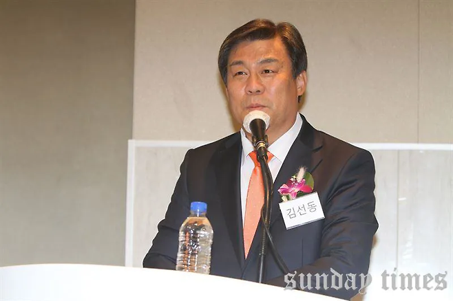 2022년 3월 28일 공생학교 개교식에서 축사를 하는 김선동 총장의 모습 (출처 : 선데이타임즈)