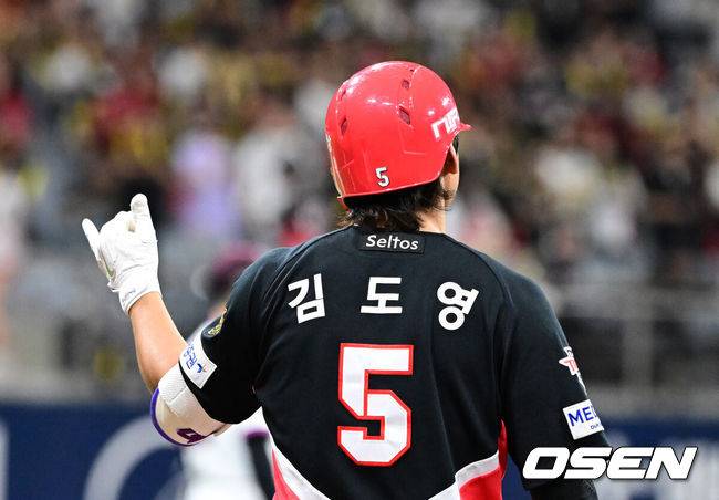 [OSEN=고척, 지형준 기자] 28일 오후 서울 고척스카이돔에서 2026 신한 SOL KBO리그 키움 히어로즈와 KIA 타이거즈의 경기가 열렸다. 5회초 1사에서 KIA 김도영이 좌전 안타를 날리며 기뻐하고 있다. 2026.05.28&nbsp;/ jpnews@osen.co.kr