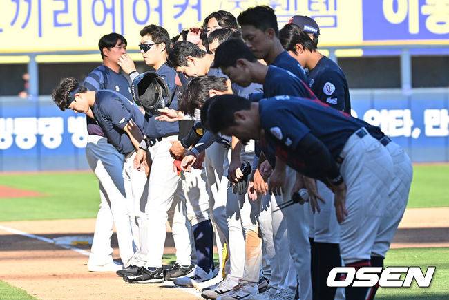 [OSEN=창원, 이석우 기자] 31일 창원NC파크에서 2026 신한 SOL KBO 리그 NC 다이노스와 롯데 자이언츠의 경기가 열렸다. 홈팀 NC는 테일러가, 방문팀 롯데는 비슬리가 선발 출전했다. 롯데 자이언츠 선수들이 NC 다이노스에 2-8로 패한 후 아쉬운 인사를 하고 있다. 2026.05.31 / foto0307@osen.co.kr
