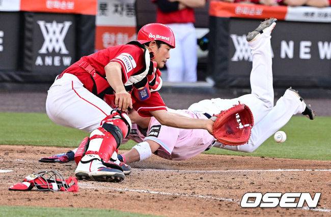 [OSEN=대전, 지형준 기자] 30일 대전 한화생명 볼파크에서 2026 신한 SOL KBO리그 한화 이글스와 SSG 랜더스의 경기가 열렸다.한화는 류현진, SSG은 김건우를 선발로 내세웠다.&nbsp;3회말 1사 2,3루에서 한화 이도윤이 심우준의 스퀴즈 번트에 홈에서 SSG 이지영의 태그에 앞서 세이프되고 있다. 2026.05.30&nbsp;/ jpnews@osen.co.kr