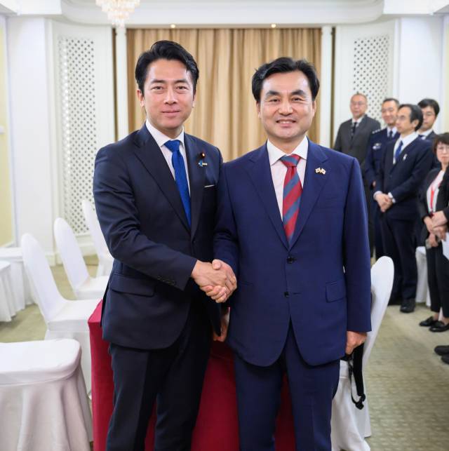 ▲안규백 국방부 장관(오른쪽)이 30일 오후(현지시간) 싱가포르에서 열린 제23차 아시아안보회의에 참석한 고이즈미 신지로 일본 방위상과 회담을 갖고 악수하고 있다. ⓒ연합뉴스