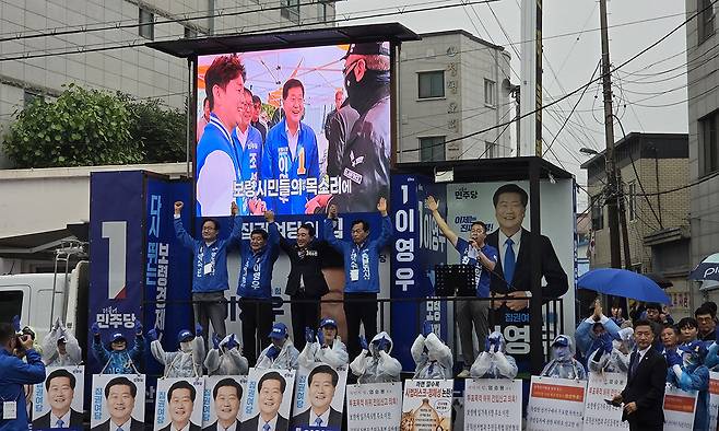 더불어민주당 박수현 충남도지사 후보가 지난 5월 28일 보령 중앙시장을 찾은 시민들에게 지지를 호소하고 있다. 보령=변세현 기자