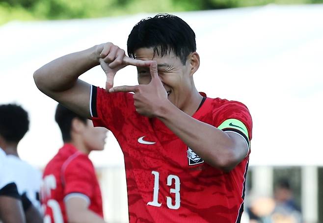 한국축구국가대표팀의 주장 손흥민이 31일(한국시간) 미국 유타주 프로보 브리검영대 사우스필드에서 열린 트리니다드토바고와의 평가전에서 골을 넣은 뒤 찰칵 세리머니를 하고 있다. 프로보 뉴스1
