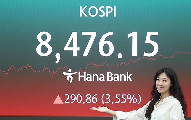 29일 서울 중구 하나은행 본점 딜링룸 전광판에 코스피가 표시돼 있다. 연합뉴스
