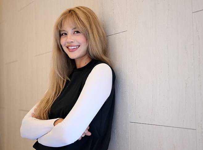 최근 서울 강남 말본6451 도산플래그십 스토어에서 만난 에리카 윤 스미스가 서울경제신문과 인터뷰에 앞서 포즈를 취하고 있다. 성형주 기자