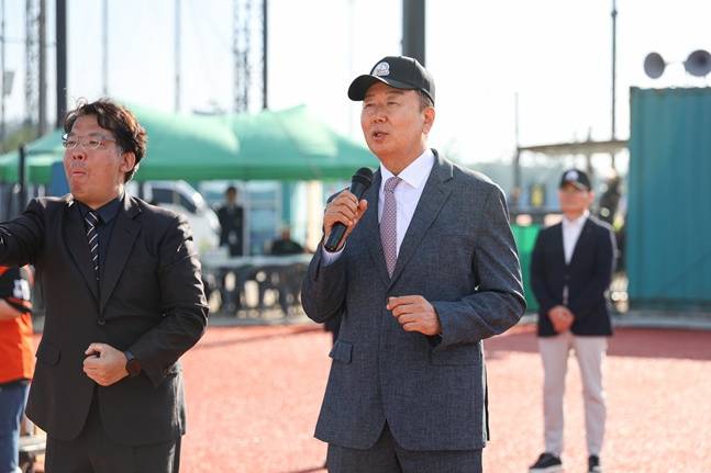 선동열 전 야구 대표팀 감독이 31일 경기도 화성드림파크 야구장에서 열린 제17회 선동열배 OK 전국농아인야구대회에 앞서 선수들에게 덕담을 전하고 있다. /사진=OK저축은행 제공
