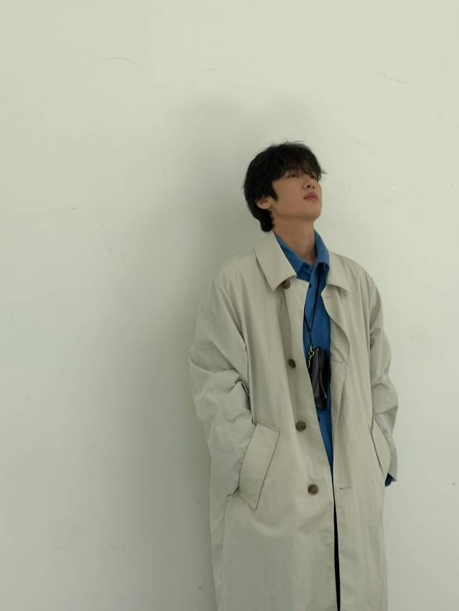 On January 1, Kim Dong-hees official Instagram account posted a recruitment notice for her official Japanese fan club, D:EAR, with the words, Its finally open, thank you for your support.What is D:EAR? Its a fan club name that combines D for DONGHEE and DEAR, which means precious person, Kim Dong Hees official Japanese X explained, It expresses the feelings of fans who are precious to Kim Dong Hee and those who value her.He has recently been posting photos of his recent activities in Japan, and his social media accounts have been filled with comments and support from Japanese and foreign fans, rather than Koreans.Kim Dong Hee has been announcing new activities since signing an exclusive contract with Neos Entertainment in January. He has already been making news in Japan by holding fan meetings there.He denied the allegations of abuse, but a year later, after his accusers were cleared of defamation charges, he backtracked and apologized.When I was in the fifth grade of elementary school, I got into a fight with a classmate while arguing in the classroom, and I was reprimanded by the teacher, Kim said through his agency in 2022. After the post was published last year, I wanted to apologize to my friend right away for this, but I didnt have the courage to do so because I was afraid that all the things I didnt do would also be taken as true and cause another misunderstanding, and I also wanted to correct the parts that were not true, so I spent the past year. I think I didnt know my friends heart deeply because of my rash judgments and thoughts when I was younger, and I sincerely apologize for the hurt she received from me, and I hope to make amends.At the time, Kim Dong-hee denied that he never held a scissors or a cutter, but admitted to committing acts such as pushing on his chest with his foot.