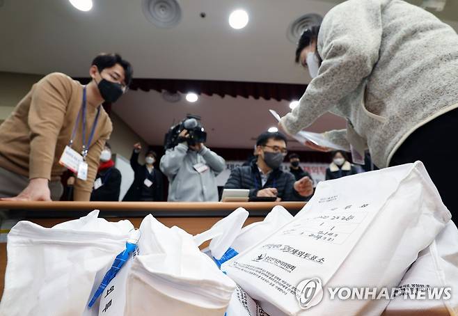 제20대 대선 재외투표지 국내 회송 제20대 대선을 앞두고 인천국제공항 국제우편물류센터에서 중앙선관위, 외교부, 우정사업본부 관계자 등이 외교행낭을 통해 국내로 회송된 재외투표지를 확인 및 분류하고 있다. [연합뉴스 자료사진]