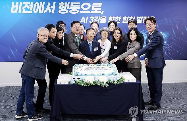 출범 100일 맞은 국가AI전략위 (서울=연합뉴스) 진연수 기자 = 15일 오후 서울 중구 서울스퀘어에서 열린 국가인공지능전략위원회 출범 100일 기자간담회에서 임문영 부위원장과 참석자들이 100일 기념 떡 케이크 커팅식을 하고 있다. 2025.12.15 jin90@yna.co.kr