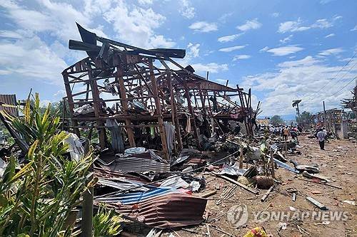 폭발 사고 난 미얀마 반군 장악지역 [AP=연합뉴스. 재판매 및 DB 금지]