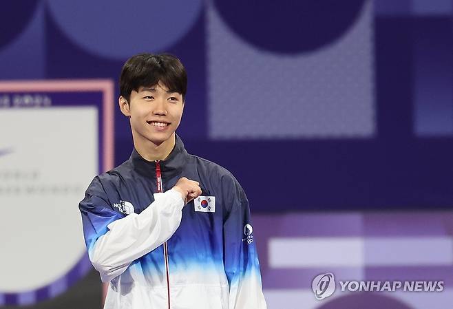 박태준, 금빛 미소 (파리=연합뉴스) 임화영 기자 = 7일(현지시간) 프랑스 파리 그랑팔레 태권도경기장에서 열린 2024 파리올림픽 태권도 남자 58kg급 시상식에서 금메달을 차지한 한국 박태준이 시상대에 오르며 기뻐하고 있다. 2024.8.8 hwayoung7@yna.co.kr