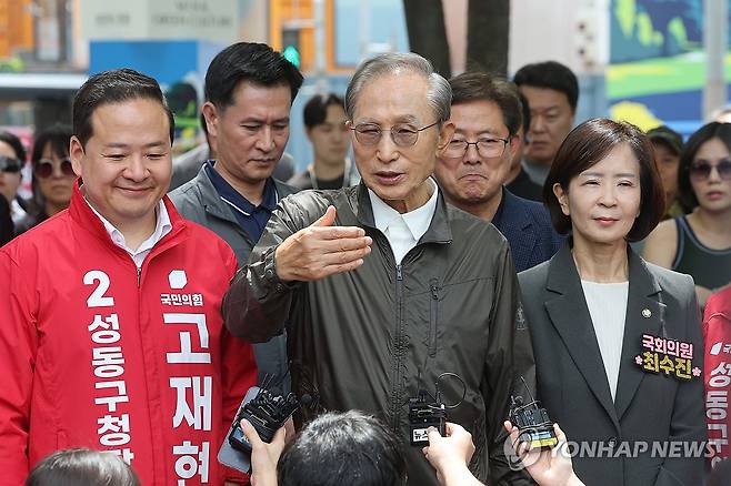 발언하는 이명박 전 대통령 (서울=연합뉴스) 박동주 기자 = 이명박 전 대통령이 1일 서울 성동구 서울숲을 방문해 국민의힘 후보 지원 유세에 나서며 취재진 앞에서 발언하고 있다. 2026.6.1 pdj6635@yna.co.kr