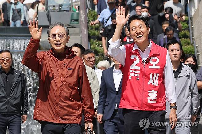 함께 손 흔드는 오세훈-이명박 (서울=연합뉴스) 임화영 기자 = 국민의힘 오세훈 서울시장 후보가 15일 서울 중구 청계천 모전교 인근에서 시민들을 향해 손을 흔들고 있다. 2026.5.15 hwayoung7@yna.co.kr