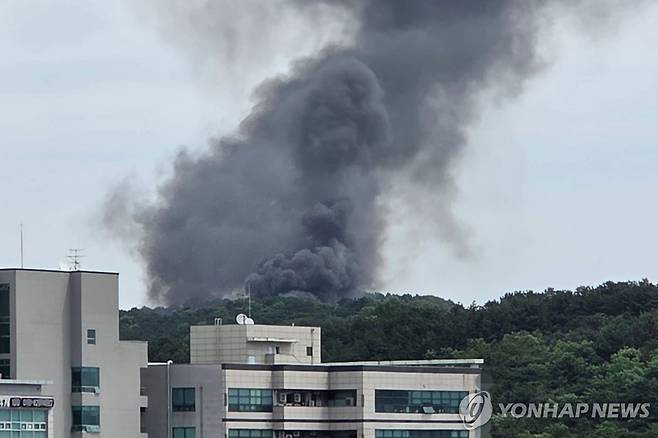 한화에어로스페이스 대전공장서 폭발사고 (대전=연합뉴스) 1일 오전 10시 59분께 대전 유성구 외삼동 한화에어로스페이스 대전공장에서 폭발 사고가 발생해 5명이 숨지고 2명이 중경상을 입었다. 소방 당국은 오전 11시 17분께 소방 대응 1단계를 발령한 뒤, 화재 발생 50분 만에 초진을 완료했다. 2026.6.1 [독자 제공. 재판매 및 DB 금지] swan@yna.co.kr