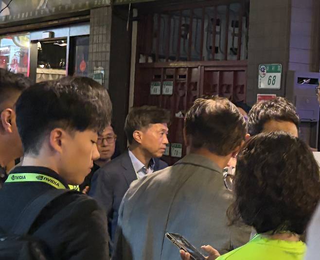 곽노정 SK하이닉스 대표이사 사장 (타이베이=연합뉴스) 젠슨 황 엔비디아 최고경영자(CEO)가 1일(현지시간) 대만 타이베이의 한 식당에서 마련한 한국 기업과의 만찬 행사 '코리아 파트너 나이트' 자리에 곽노정 SK하이닉스 대표이사 사장이 참석하고 있다. 2026.6.1 [공동취재단] photo@yna.co.kr
