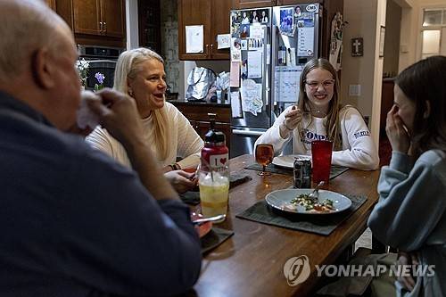 스마트폰 없이 대화하면서 식사하는 미국의 한 가정. 기사와 상관없는 자료사진입니다. [AP=연합뉴스 자료사진. 재판매 및 DB 금지]