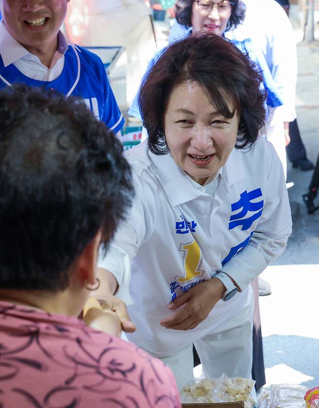 ▲&nbsp;추미애 더불어민주당 경기도지사 후보가 제9회 전국동시지방선거 선거운동 마지막 날인 2일 성남시 수정구 은행시장 유세현장에서 상인들에게 지지를 호소하고 있다./전광현 기자 maggie@incheonilbo.com