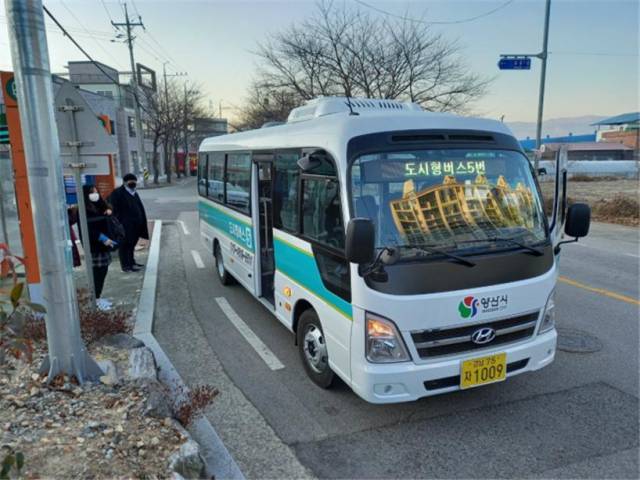 양산시가 2020년 12월 도입해 운영 중인 도시형 버스. 양산시 제공