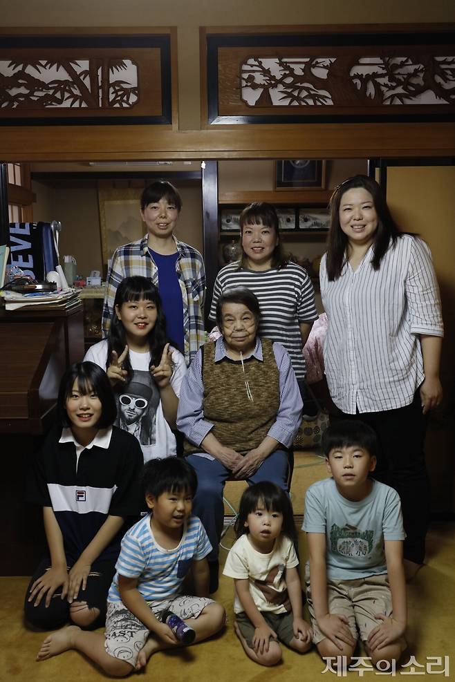 나이토 선생의 7년간 기록을 담은 다큐멘터리 '어쩌면 일어날지도 몰라 기적'에 나오는 스기야마 겐코 어르신 가족. 호스피스 의료를 받는 이들 가족의 환한 표정은 호스피스에 대한 많은 것들을 설명한다. ⓒ제주의소리