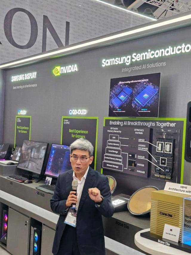 송재혁 삼성전자 반도체(DS)부문 최고기술책임자(CTO) 사장이 2일(현지시간) 대만 타이베이에서 개막한 '컴퓨텍스 2026'에서 세계 최초로 공개한 8세대 고대역폭메모리(HBM5) 목업(실물모형)을 설명하고 있다. [사진=삼성전자]