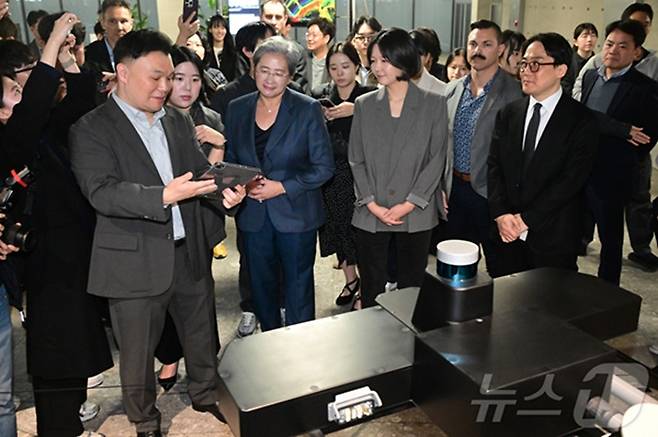 리사 수 AMD 최고경영자와 최수연 네이버 대표가 18일 경기 성남시 분당구 네이버 사옥에서 디지털트윈 전시와 관련해 설명을 듣고 있다. 사진=뉴스1