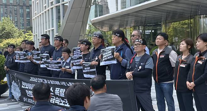 금속노조가 2일 서울 중구 한화빌딩 앞에서 한화에어로스페이스 폭발 사고 관련 긴급 기자회견을 열었다.(김민서 기자 viajeporlune@)