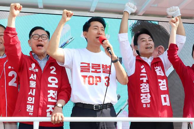 오세훈 국민의힘 서울시장 후보가 2일 서울시 용산구 효창공원역 앞에서 대국민 호소문 발표 후 김경대 용산구청장 후보와 함께 순회 유세를 출발하며 시민들을 향해 인사하고 있다. (사진=이데일리 방인권 기자)