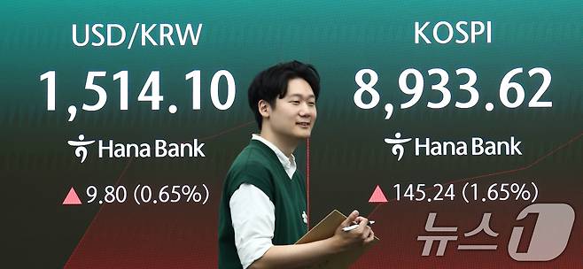 2일 오전 서울 중구 하나은행 본점 딜링룸 전광판에 코스피 등 지수가 나오고 있다. 2026.6.2 ⓒ 뉴스1 김민지 기자