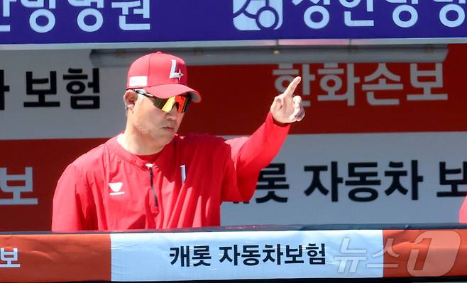 31일 대전 한화생명볼파크에서 열린 2026 신한 SOL KBO리그 SSG 랜더스와 한화 이글스의 경기에서 11연패를 달리고 있는 SSG 이숭용 감독이 작전 지시를 하고 있다. 2026.5.31 ⓒ 뉴스1 김기남 기자