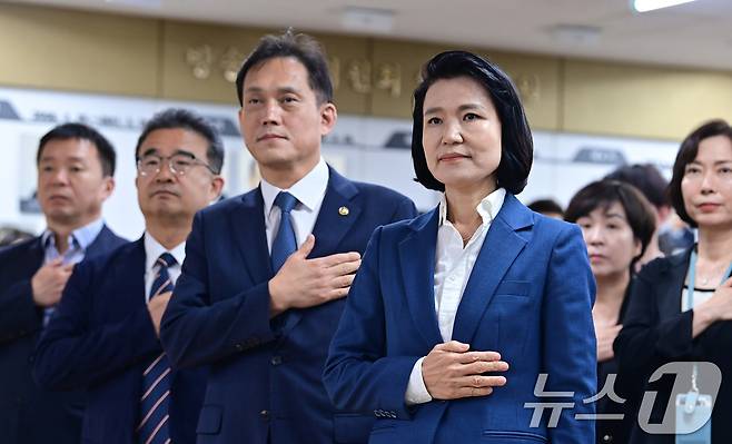 이진숙 신임 방송통신위원장(오른쪽)과 김태규 상임위원이 31일 오전 정부과천청사에서 열린 취임식에서 국기에 대한 경례를 하고 있다. (공동취재) 2024.7.31 ⓒ 뉴스1 김성진 기자