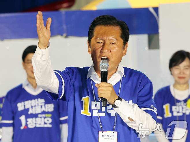 정청래 더불어민주당 대표가 2일 오후 서울 청계광장에서 유권자들에게 지지를 호소하고 있다. 2026.6.2 ⓒ 뉴스1 황기선 기자