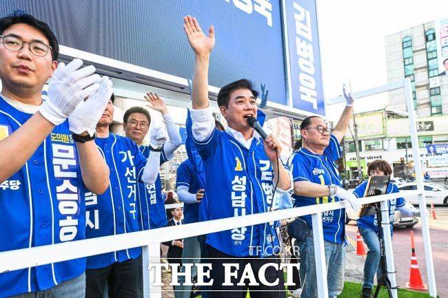 23일 유세차에 올라 지지를 호소하는 김병욱 민주당 성남시장 후보. /김병욱 후보 선거캠프