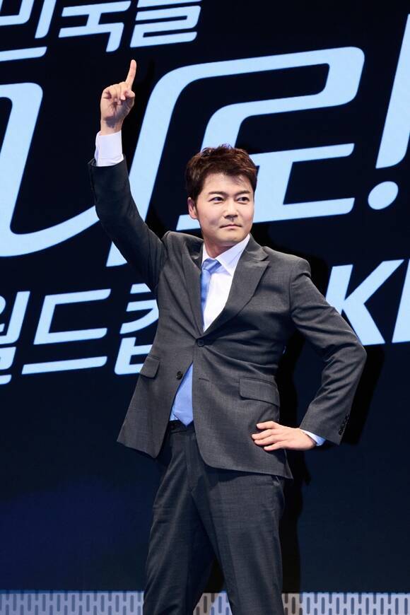 '2026 FIFA 북중미 월드컵'의 캐스터로 나선 전현무는 "월드컵 붐이 일어나는 데 조금이나마 도움이 되고 싶다는 마음으로 참여하게 됐다"고 밝혔다. /KBS
