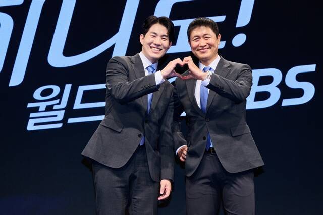 남현종(왼쪽)과 이영표가 '2026 FIFA 북중미 월드컵' 캐스터와 해설위원으로 시청자들과 만난다. /KBS