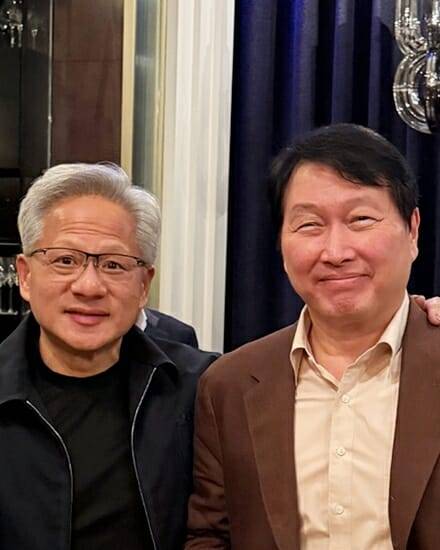 젠슨 황 엔비디아 CEO(좌)와 최태원 SK그룹 회장(우)이 1일 오후 회동을 가졌다. (사진=SK하이닉스 인스타그램)