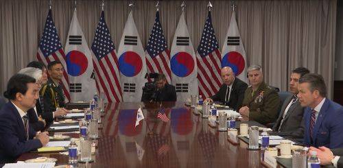 안규백 국방부 장관과 피트 헤그세스 미 국방부(전쟁부) 장관이 지난달 11일(현지시간) 미국 워싱턴D.C. 인근 국방부 청사에서 회담하고 있다. 연합뉴스