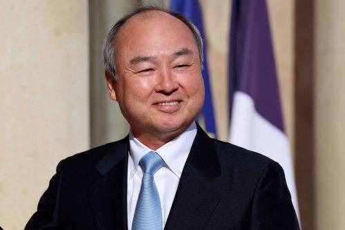 손정의(일본이름 손 마사요시) 일본 소프트뱅크 회장이 1일(현지시간) 에마뉘엘 마크롱 프랑스 대통령과의 만남을 위해 엘리제궁에 도착해 인사를 나누고 있다. AFP연합뉴스