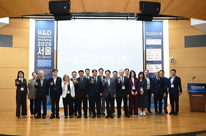 지난달 29일 고려대에서 열린 'R&D Management Workshop 2026 in Seoul' 행사 참가자들이 기념촬영을 하고 있다. 사진=기술경영경제학회
