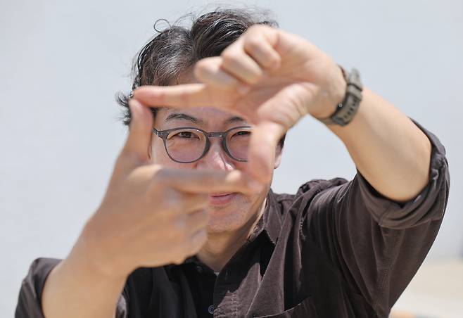 30일 오전 서울 중구 서울영화센터에서 배우 송일국이 본지와 인터뷰 전 사진촬영을 하고 있다. 송일국은 영화 '잃어버린 사이'로 11년 만에 스크린에 복귀한다. /박성원 기자