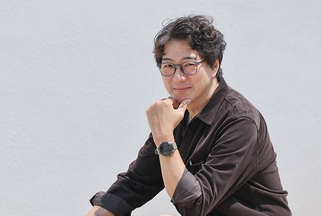 30일 오전 서울 중구 서울영화센터에서 배우 송일국이 본지와 인터뷰 전 사진촬영을 하고 있다. 송일국은 영화 '잃어버린 사이'로 11년 만에 스크린에 복귀한다. /박성원 기자