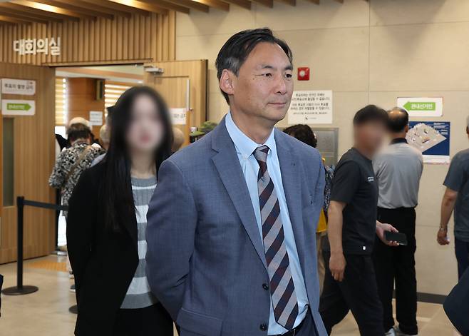 6·3 지방선거를 앞두고 한국에 입국한 모스 탄(한국명 단현명) 미국 리버티대 교수가 지난달 29일 경기 평택시 안중읍행정복지센터에 마련된 사전투표소를 방문해 현장을 둘러보고 있다. /뉴스1